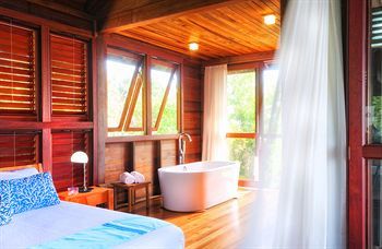 Deep Soaking Bathtub